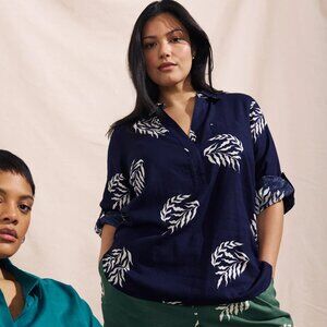 Universal Standard Button Back Linen Polo Shirt - Beachgrass Print in Navy Sz L